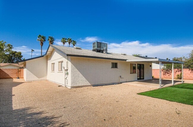 Building Photo - 8731 E Fairmount Ave