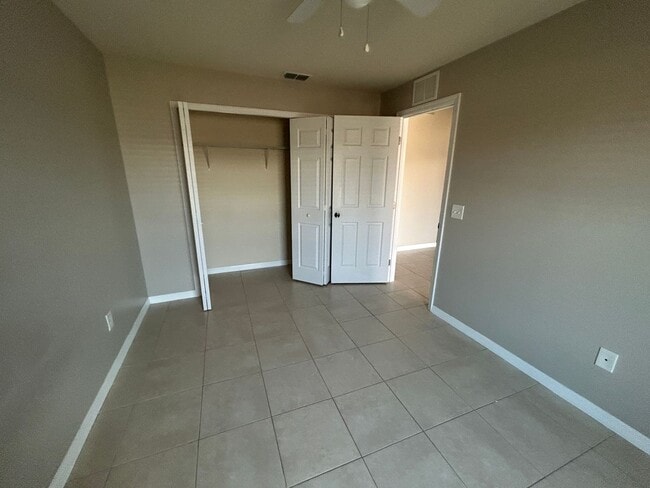 Building Photo - 523-527 SE 6 Place