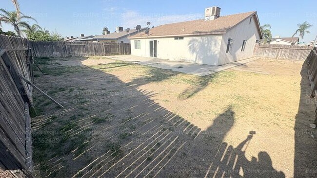 Building Photo - 4 bedroom 2 bathroom home located near S. H St/ Berkshire Rd