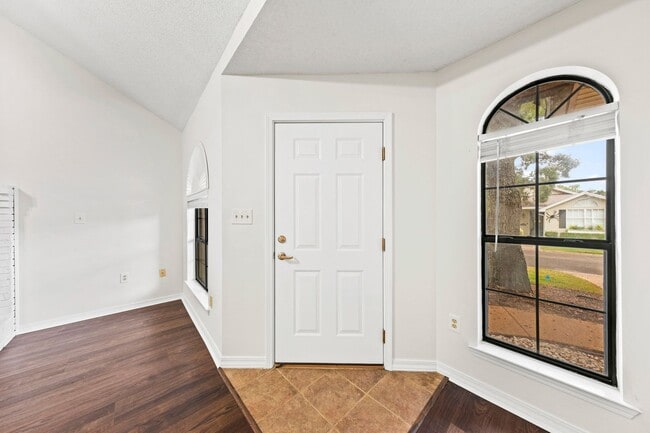 Building Photo - Charming Home in Parkwood Circle!