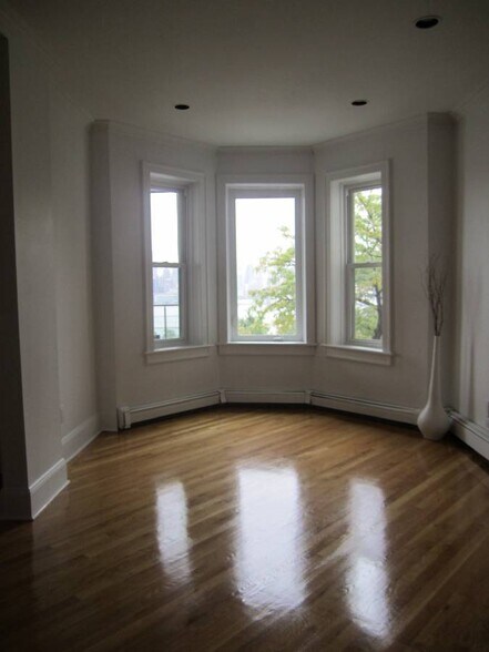 Primary Photo - 955 Boulevard E