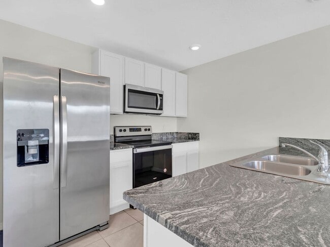 Building Photo - Beautiful 4 bedroom 2 bathroom Single Family House! Like new!