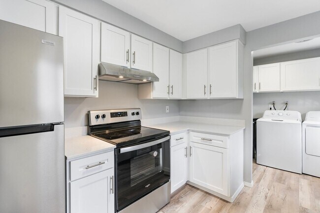 Building Photo - Charming, newly renovated West Linn apartment