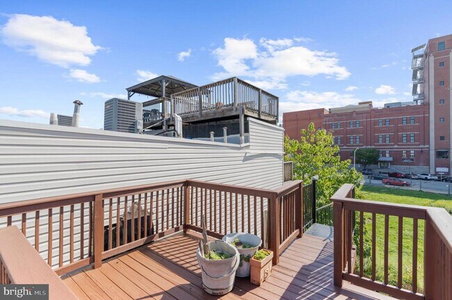 Building Photo - 1005 Baylis St