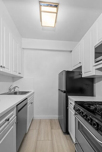 Building Photo - 248 E 68th St