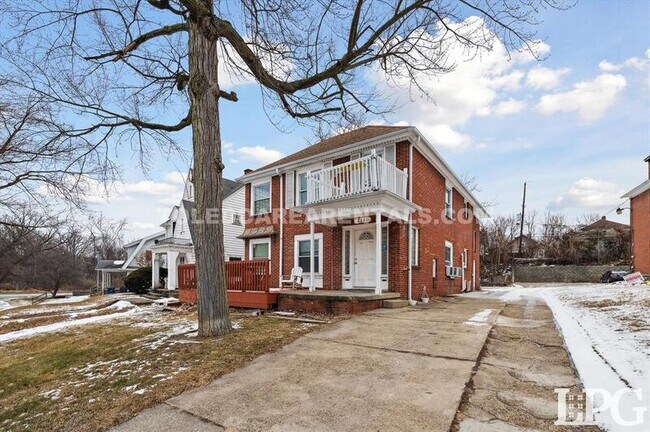 Building Photo - 2146 Wyndhurst Rd