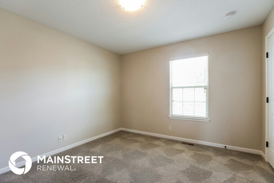 Building Photo - 592 S Walnut St