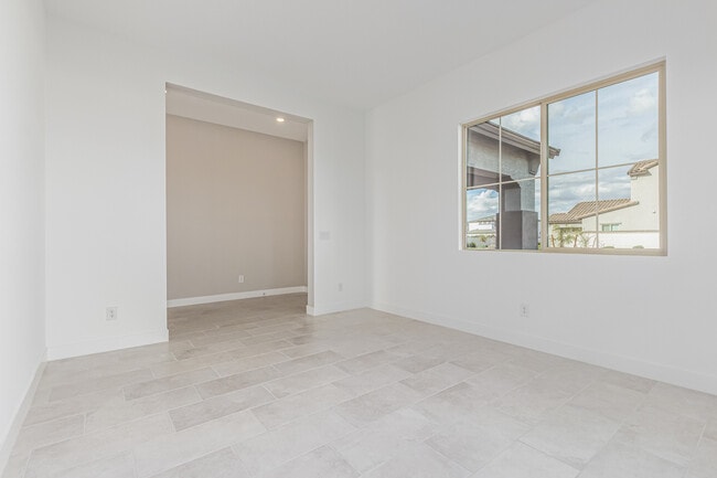 Building Photo - 713 W Longwood Dr