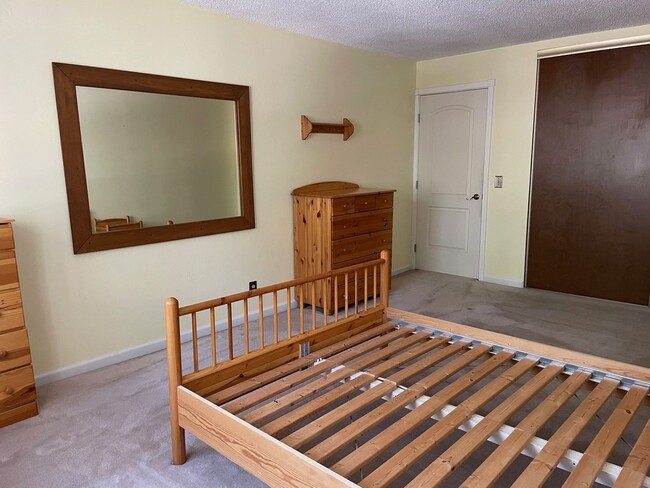 Building Photo - 2 bedroom condo with carport, pool and hot tub access