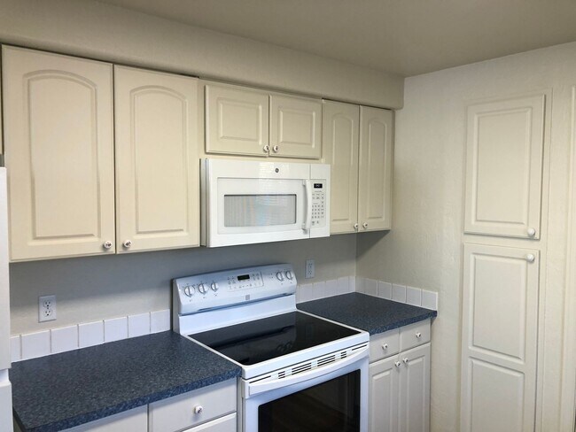 Building Photo - Updated 3 bedroom, 2 bathroom duplex in Sp...