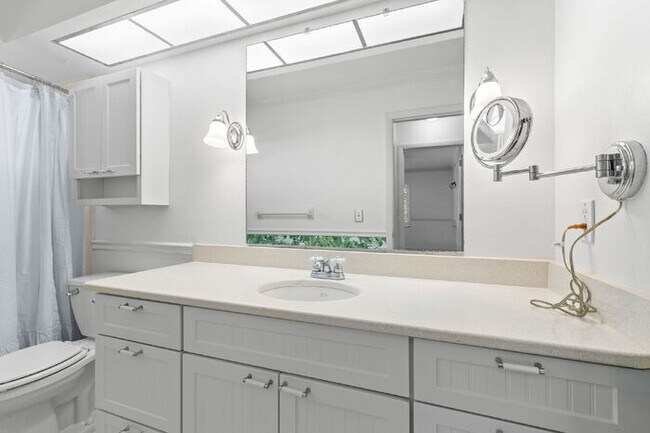 Building Photo - "Spacious 2-Bed, 2-Bath Condo Oasis in Prime Clearwater Location – 55+ COMMUNITY