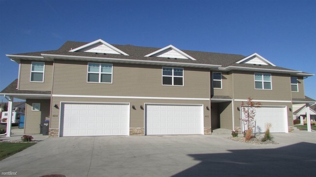 Building Photo - 3 br, 3 bath Townhome - Evelyn Acres