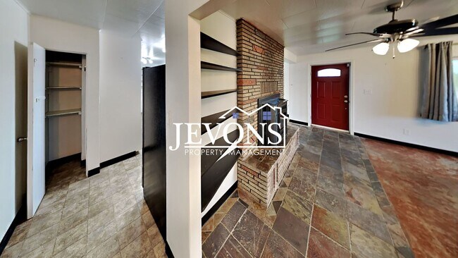 Building Photo - Inviting 2-bedroom with a fully fenced lar...