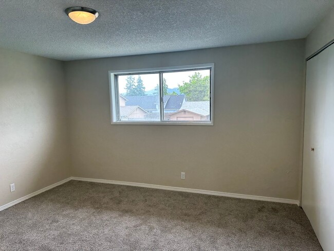 Building Photo - Unique 4 bed 1 1/2 bath duplex in Springfi...
