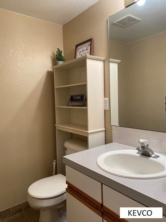 Building Photo - Perfect Townhouse for Roommates!