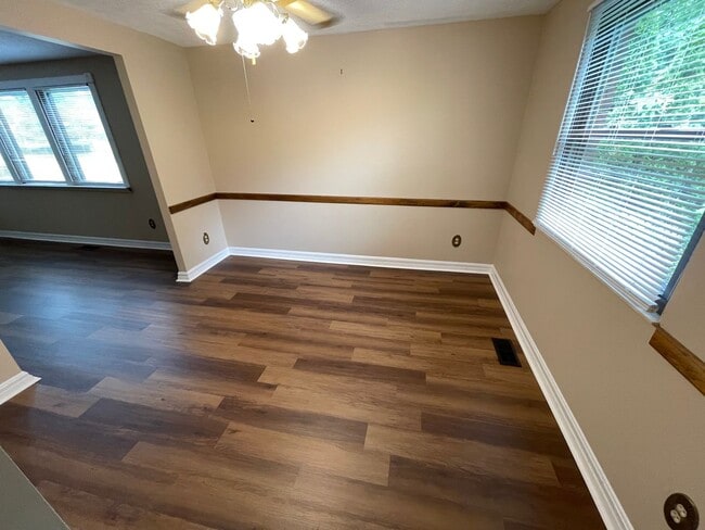 Building Photo - Nice split level home with garage and fenced backyard, Virtual Tour!