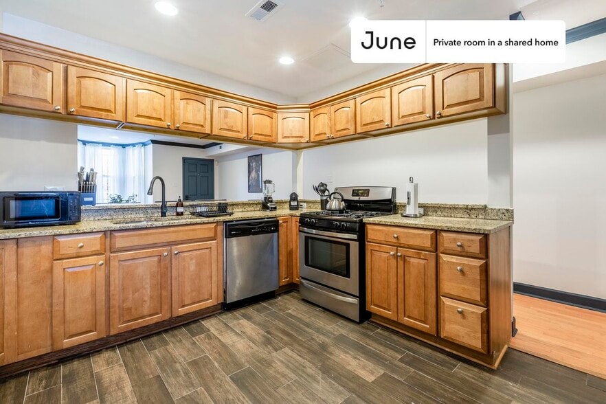 Building Photo - Room in Shared 3 bed/3 bath home