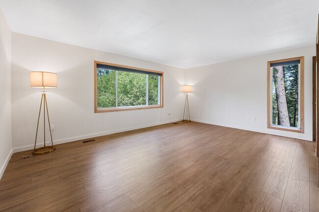 Building Photo - Beautiful 5-Bedroom close to Greenbluff. Mead/Mt Spokane District