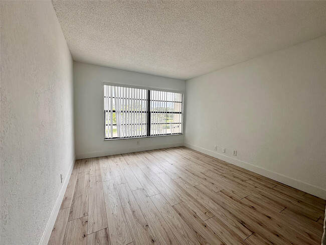 Building Photo - 2580 Coral Springs Dr