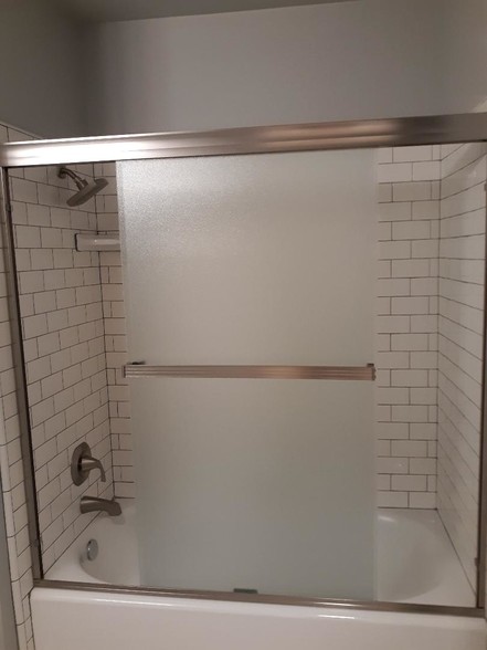 Shower/Tub - 6266 N Fresno St