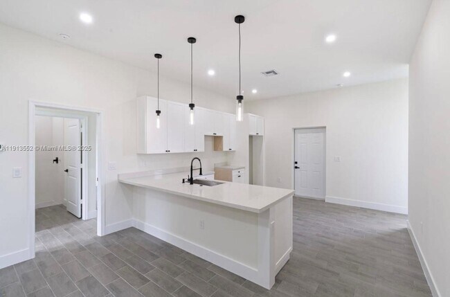 Building Photo - 710 Peacock Ave