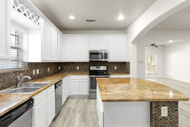 Building Photo - * MOVE IN SUMMER 7/25/2027 * 5 Bed 3 Bath Walk to TCU Light Housekeeping Included