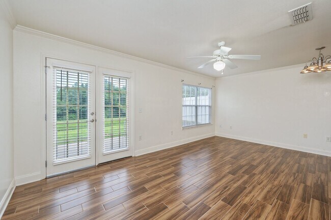 Building Photo - 2 Bedroom Townhouse in Crestview!