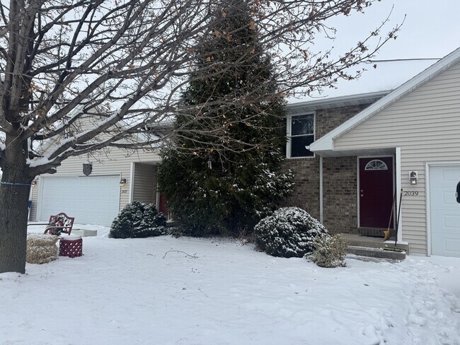 Building Photo - 2037-2039-2039 River Point Ct