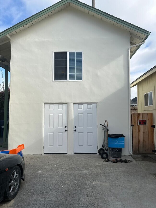 Building Photo - Updated Studio in the heart of Watsonville!