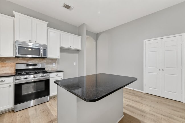 Building Photo - 6431 Applewood Forest Dr