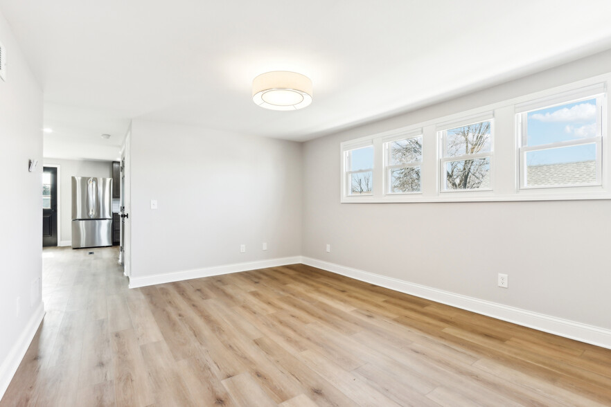 Living Room - 1715 W Custer Ave