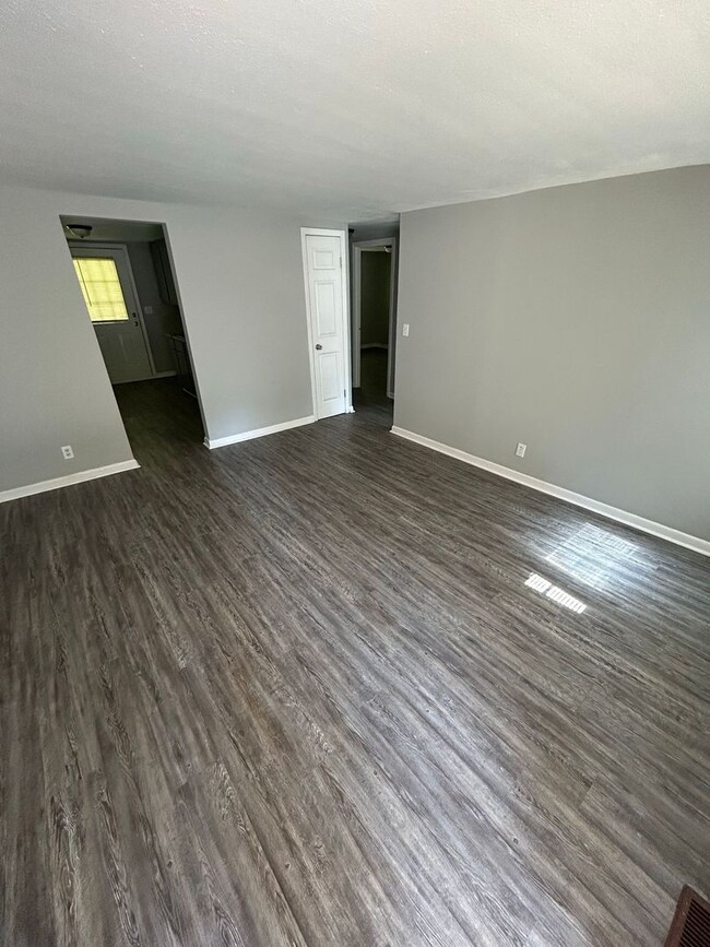 Building Photo - Carrollton City Apartment Available Now wi...