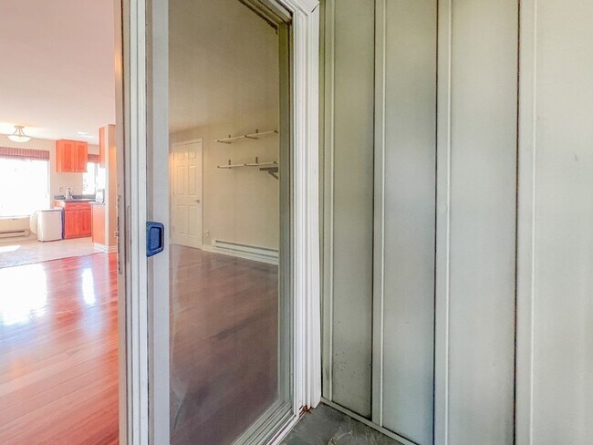 Building Photo - 2Bd/1.75Ba Seattle Condo