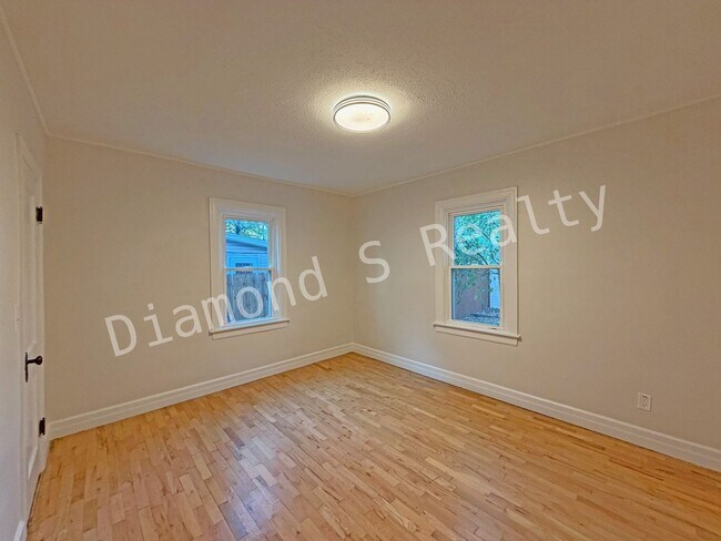 Building Photo - Stunning 2 Bedroom Home Located Near Mercy!