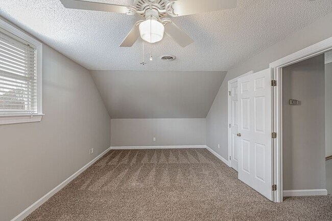 Building Photo - NW Large Updated Home! LR, DR, Den, FP, Ha...