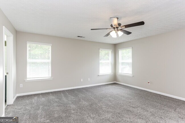 Building Photo - 2210 Valley Creek Dr