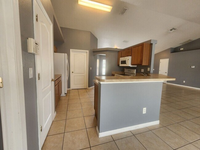 Building Photo - 3/2~Vista Pines Loop~Nice Big Corner Lot, ...