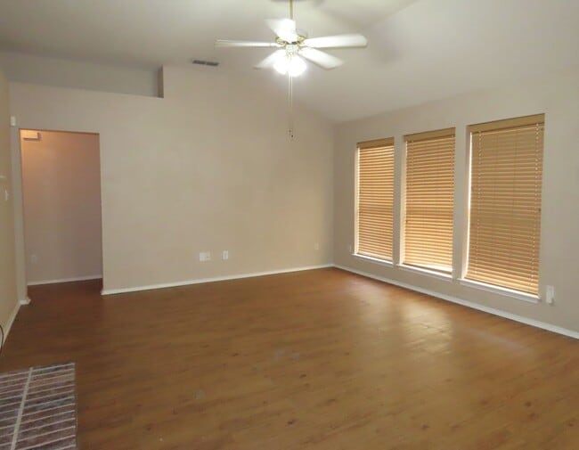 Building Photo - Charming 3 Bedroom, 2 Bath House in Flint-...