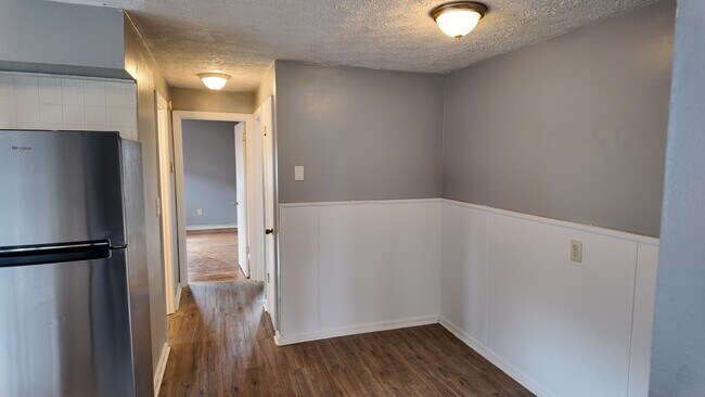 Building Photo - Charming 2-Bed Gem with Hardwood Floors & Large Living Room – Great Value in Cincinnati