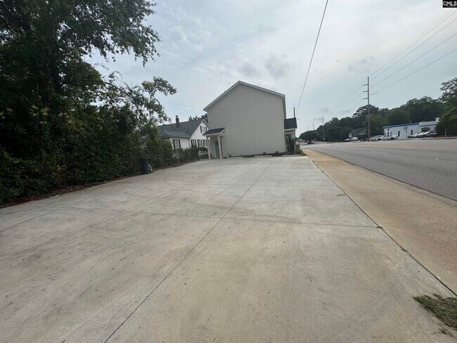 Building Photo - 2035 Rosewood Dr