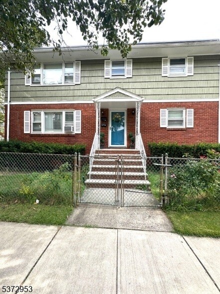 Building Photo - 739 Burnside St