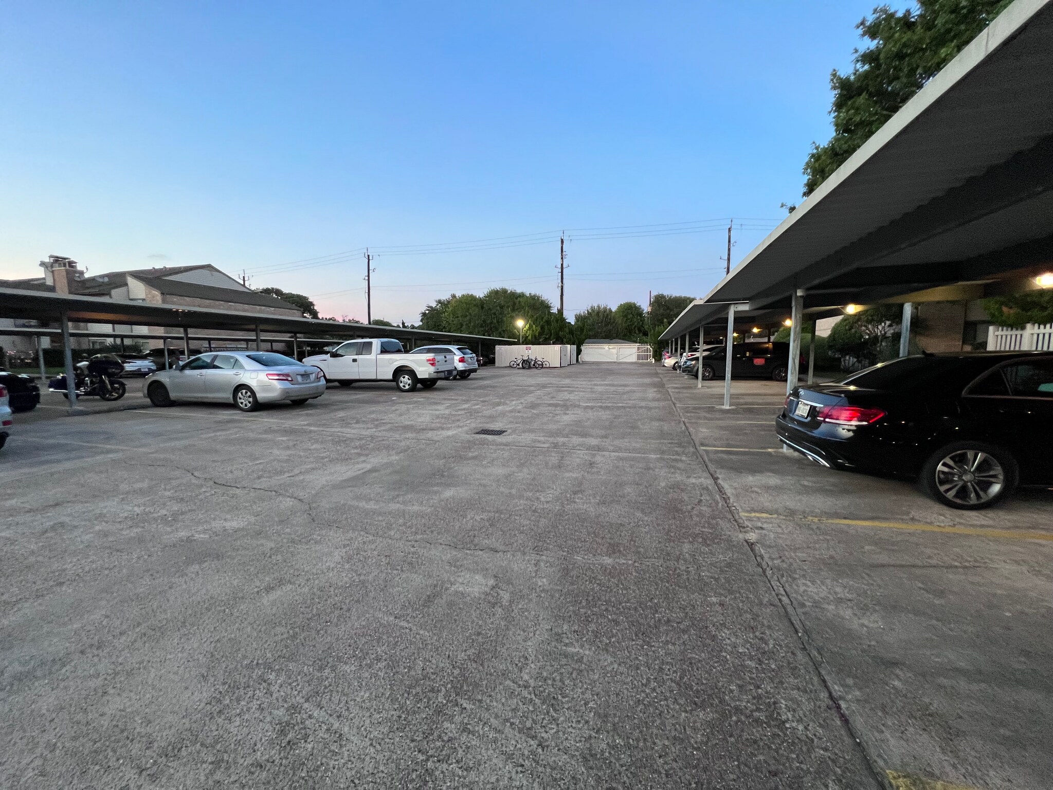 Building Photo - 7076 N Holiday Dr