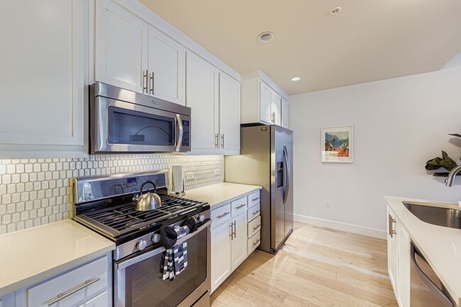 Building Photo - Modern 1 BDR in Peloton - All the Amenities