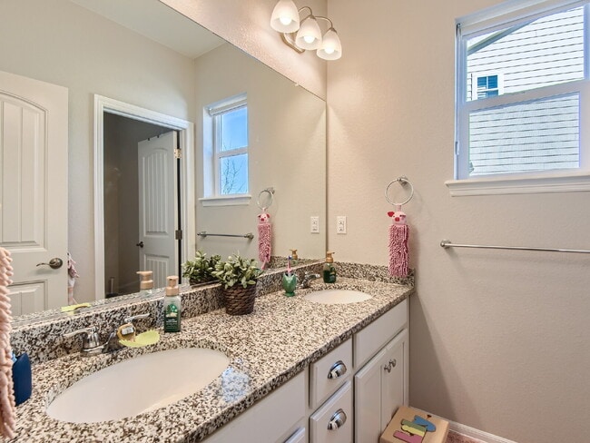 Building Photo - Castle Oaks 6 Bedroom Home With Finished Basement (Available September 7th)