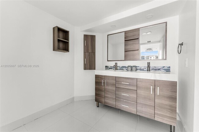 Building Photo - 1717 N Bayshore Dr