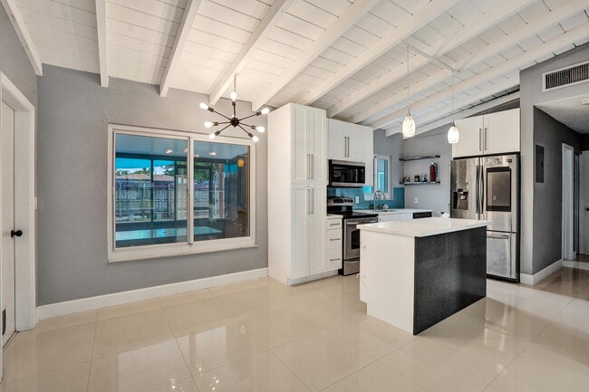 Building Photo - 4670 SW 25th Ave