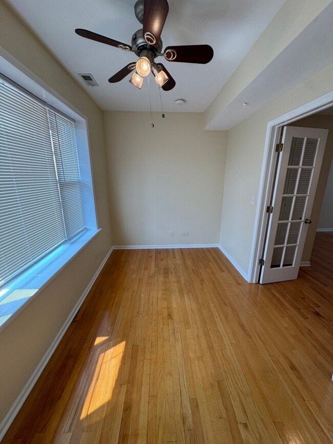 Building Photo - 2553 W Ardmore Ave