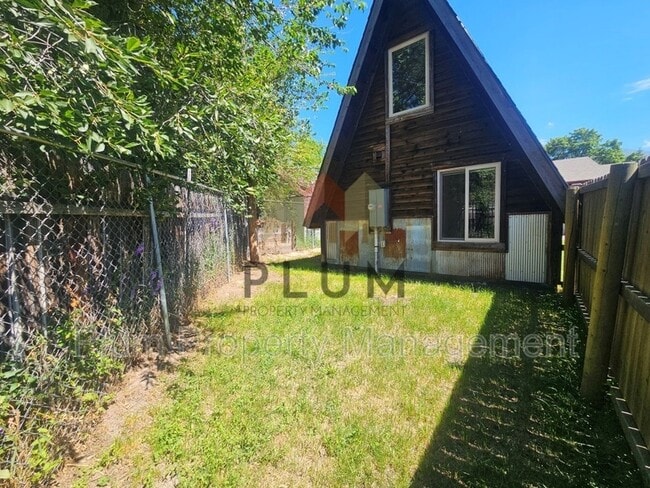 Building Photo - 213 Sommers St