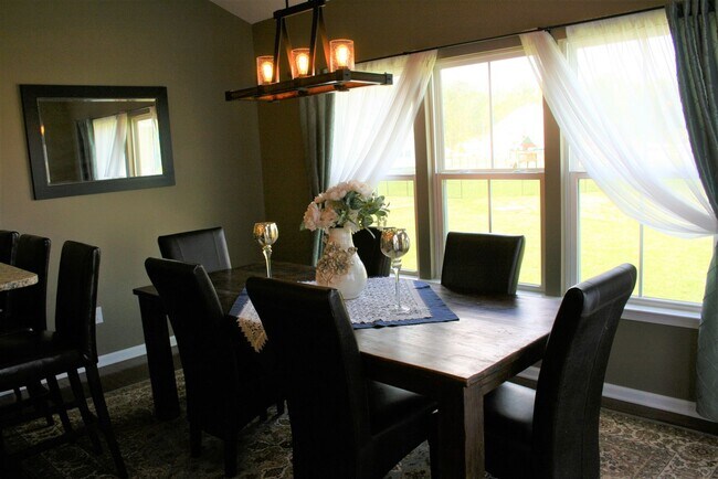 Building Photo - Large 4 bedroom home