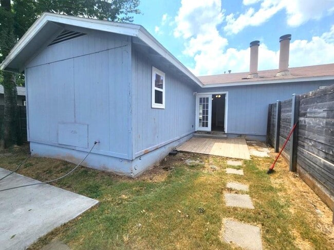 Building Photo - 3408 Lynridge Dr